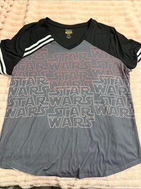 Star Wars Women's Black and Gray Graphic V-Neck Tee